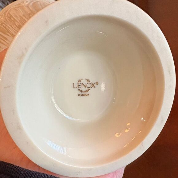 LENOX - 9" Fluted Porcelain Vase w/Gold Trim & Embossed Flowers. Vintage 1990s - Picture 3 of 11